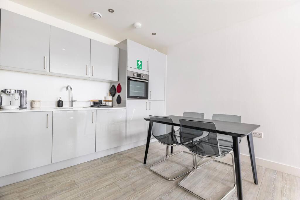 Stylish & Comfortable Top-Floor Flat In Harrow Londýn Exteriér fotografie