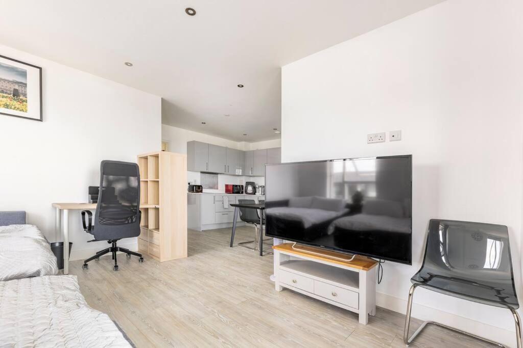 Stylish & Comfortable Top-Floor Flat In Harrow Londýn Exteriér fotografie
