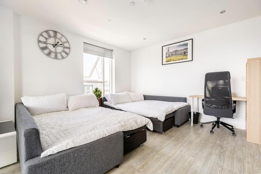 Stylish & Comfortable Top-Floor Flat In Harrow Londýn Exteriér fotografie