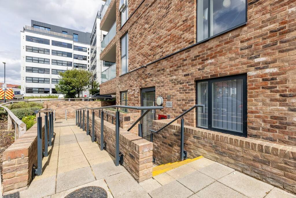 Stylish & Comfortable Top-Floor Flat In Harrow Londýn Exteriér fotografie