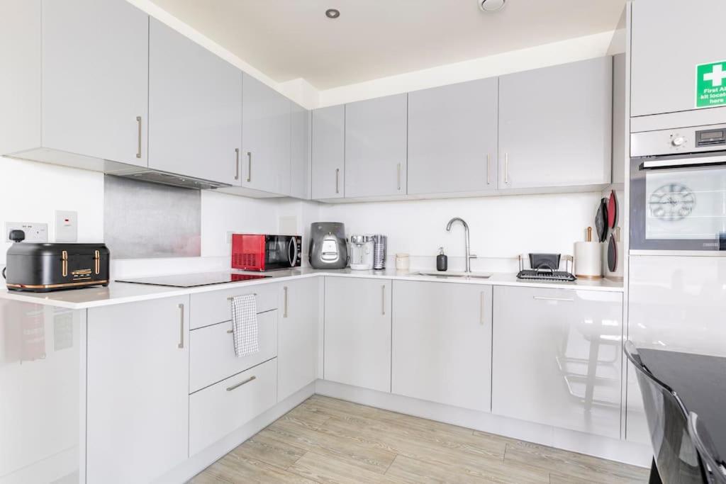 Stylish & Comfortable Top-Floor Flat In Harrow Londýn Exteriér fotografie